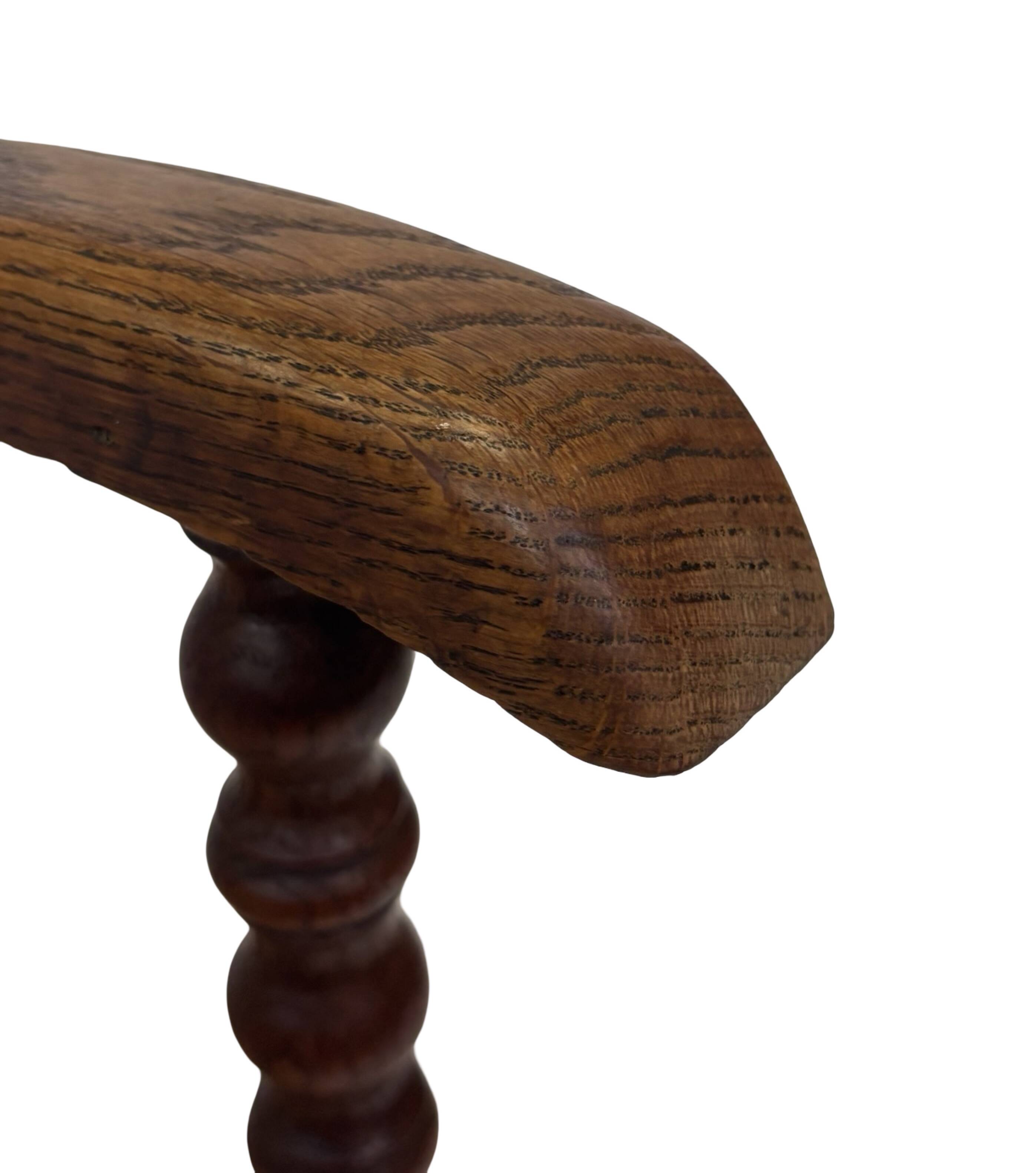 Fauteuil Art Déco en chêne tressé, design minimaliste.