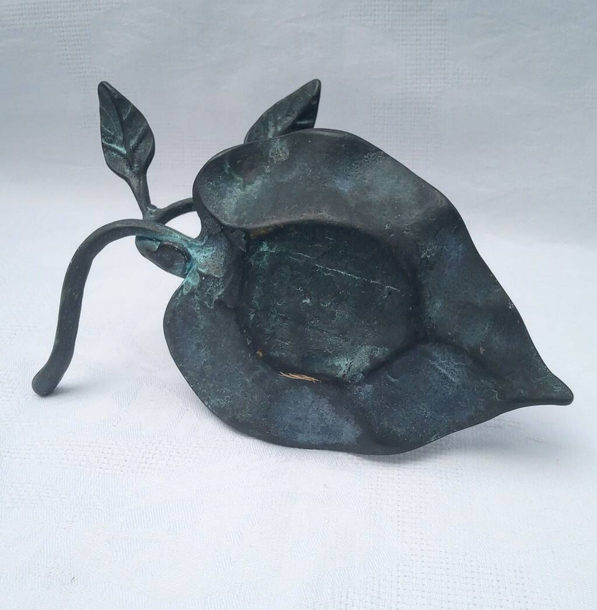 Bougeoir en bronze patiné en forme de fleur