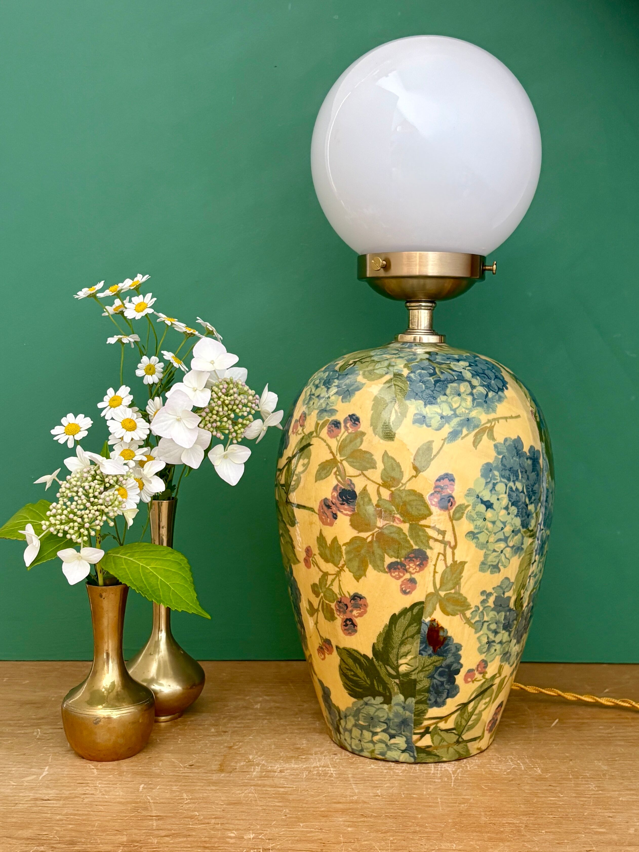 Vintage table lamp with floral decorations and white opaline.