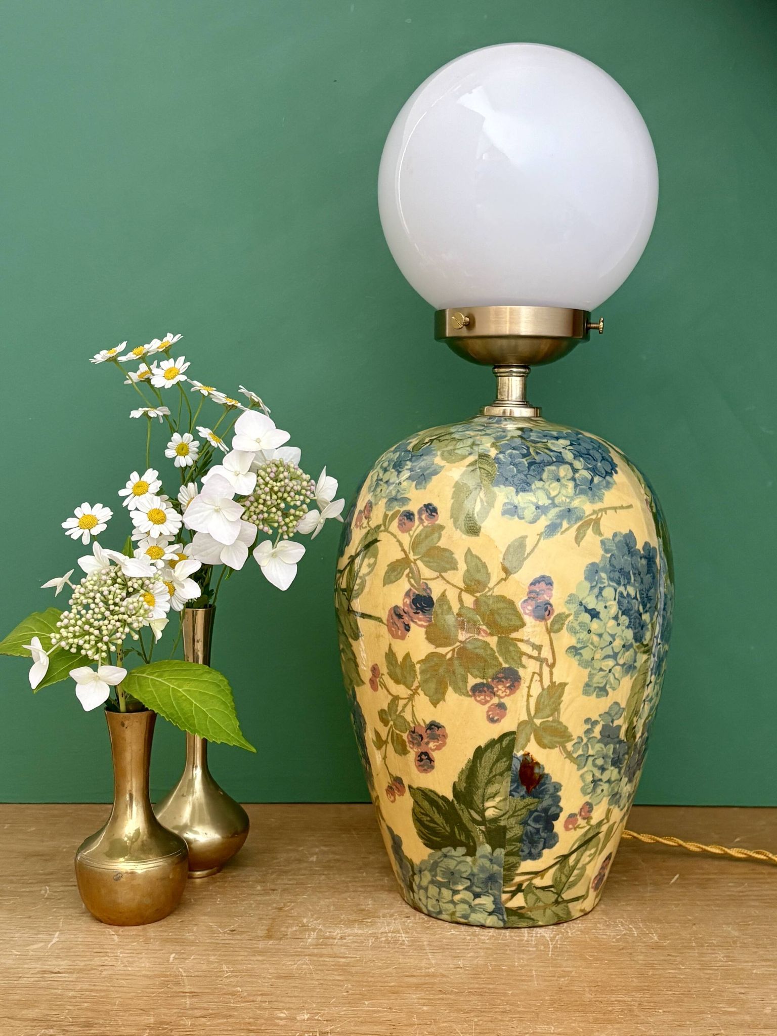 Lampe à poser  vintage décors de fleurs et opaline blanche