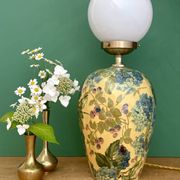 Lampe à poser  vintage décors de fleurs et opaline blanche