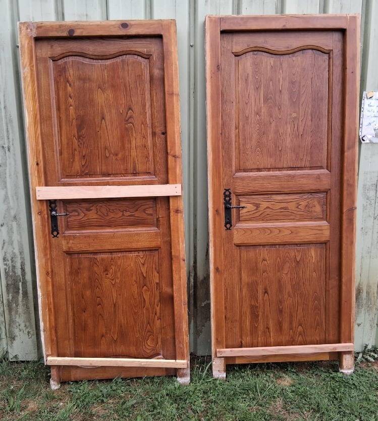 Pair of double-sided communication doors in chestnut with their frame - 20th century