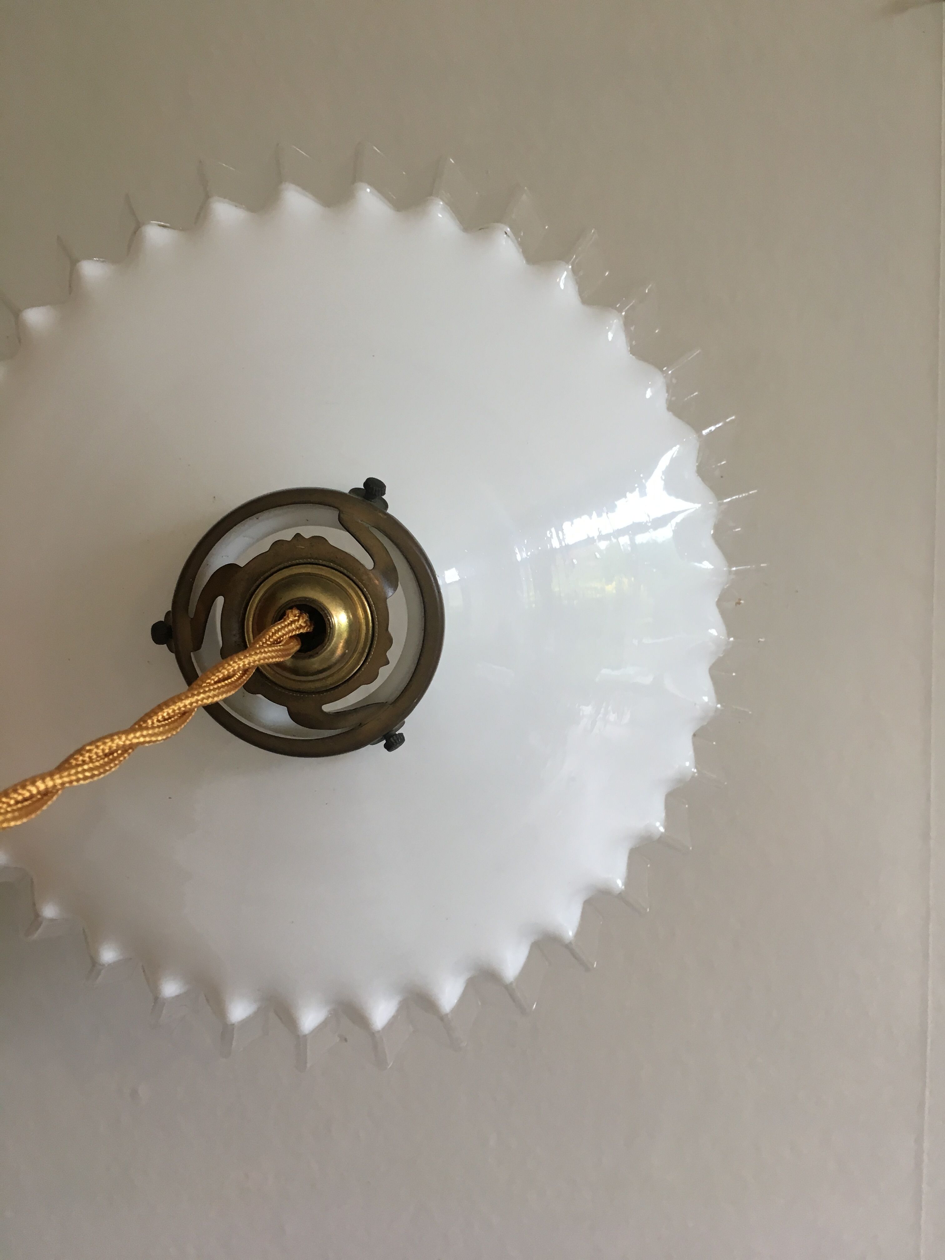 Suspension in serrated white opaline