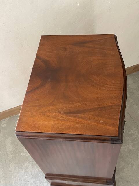 mahogany chest of drawers