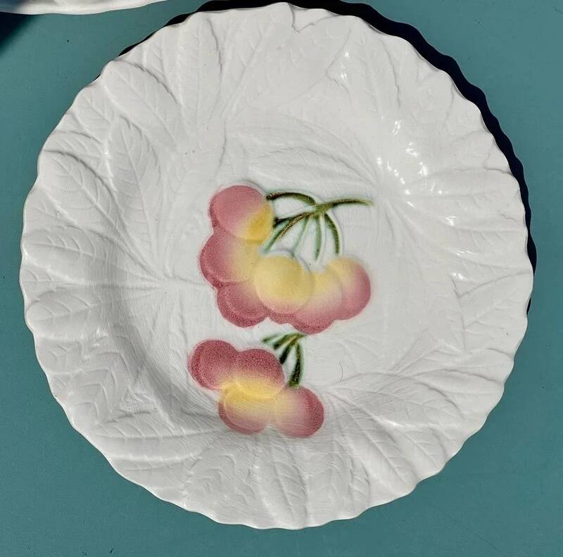Plat à tarte et deux assiettes à dessert en barbotine de Sarreguemines