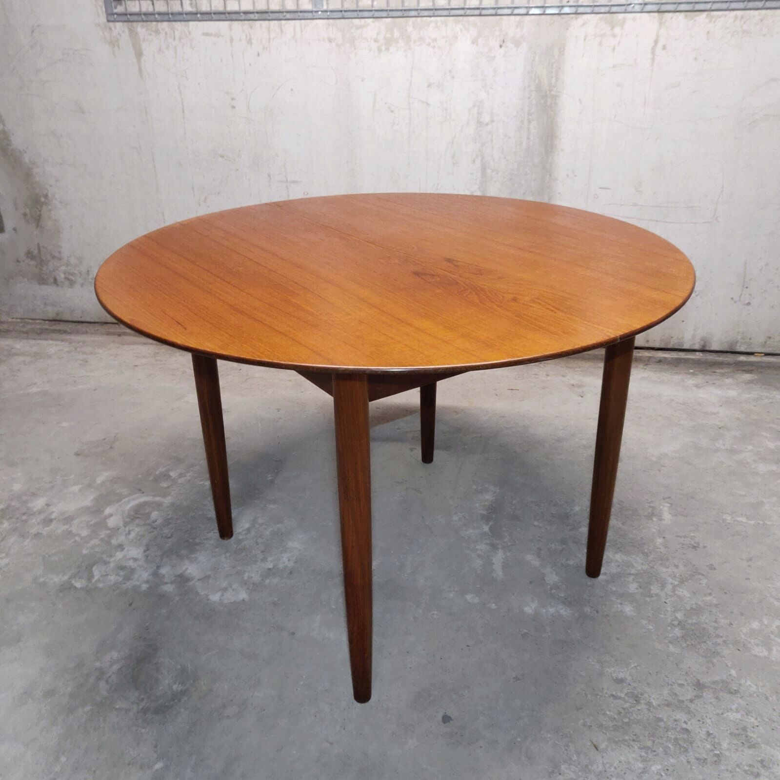 Vintage table with Girsberger teak extension