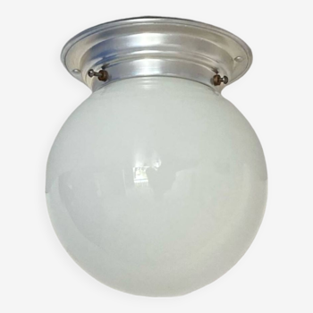 Globe ancien en opaline applique ou plafonnier vintage diamètre 15 cm et base en aluminium LAMP-7127