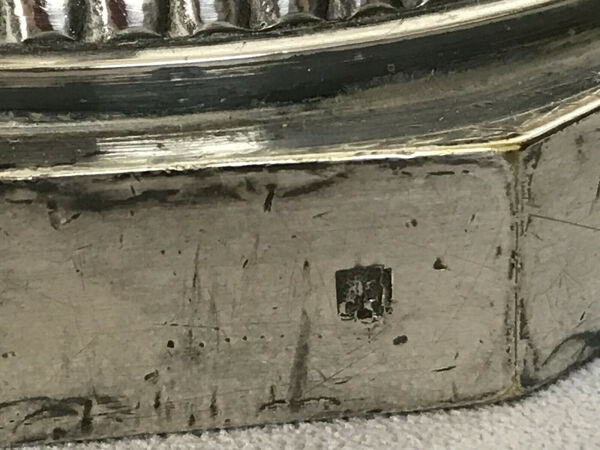 Paire de bougeoirs anciens en bronze argenté de style louis XVI