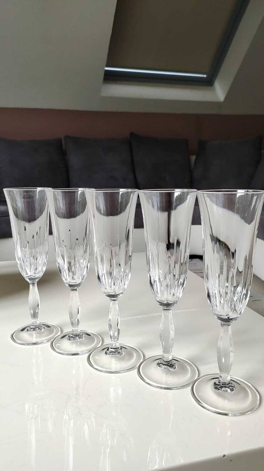 Lot 5 Large champagne flutes in cut crystal. Diamond drop/point patterns. High 20.5 cm