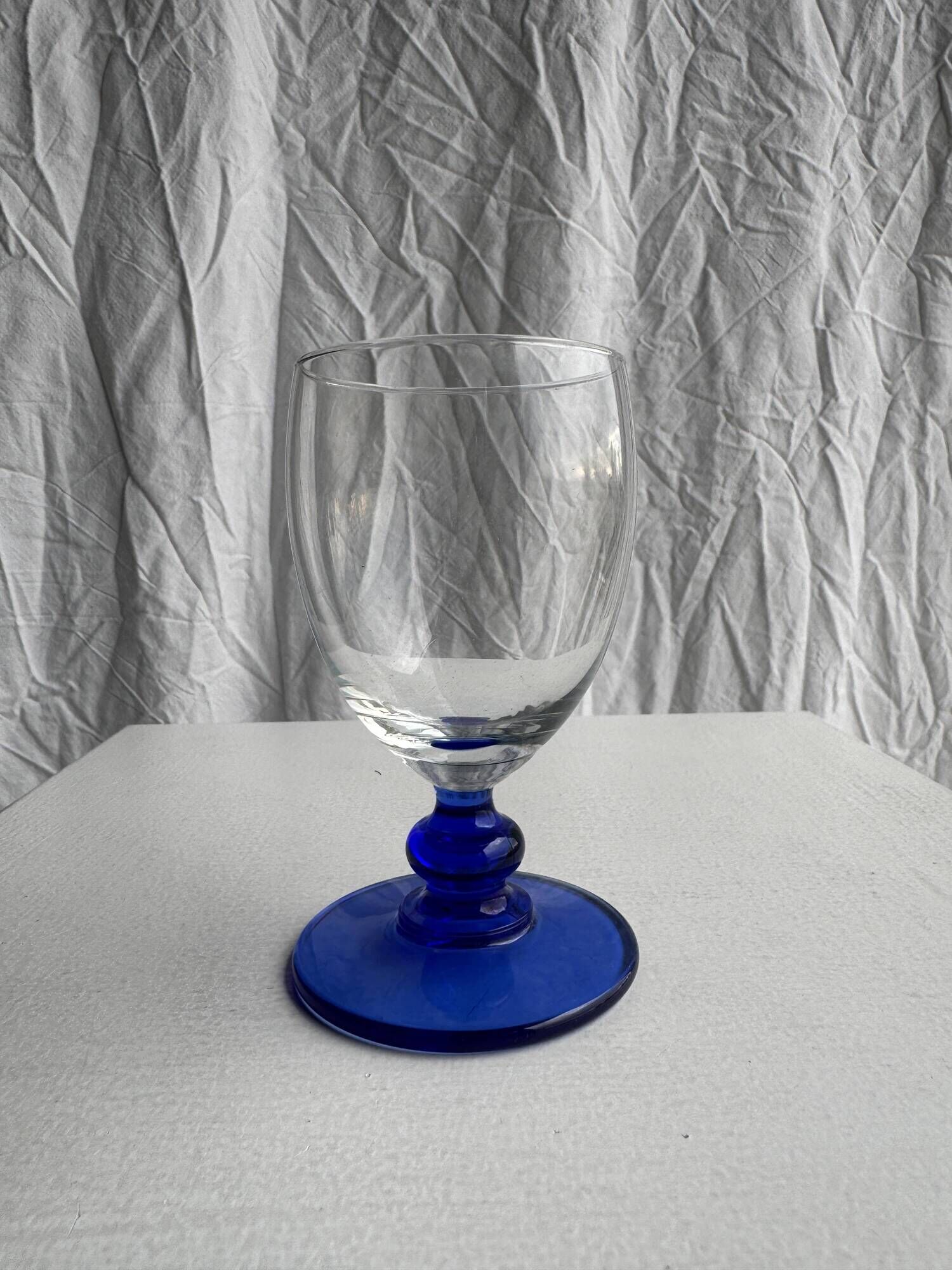 Set of 2 small king-shaped stemmed glasses and 2 small ball-shaped stemmed glasses