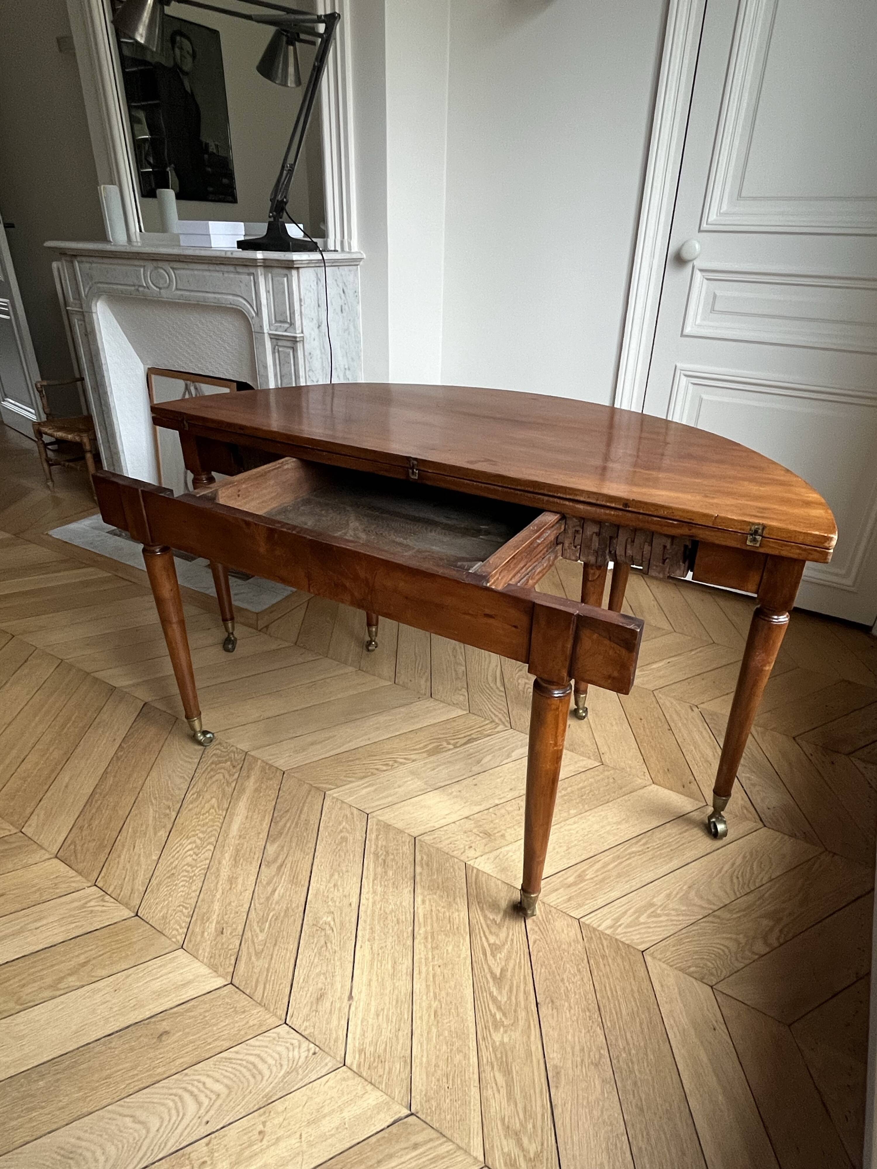 Large oval table from the early 19th century in walnut, 3.17m with extensions.