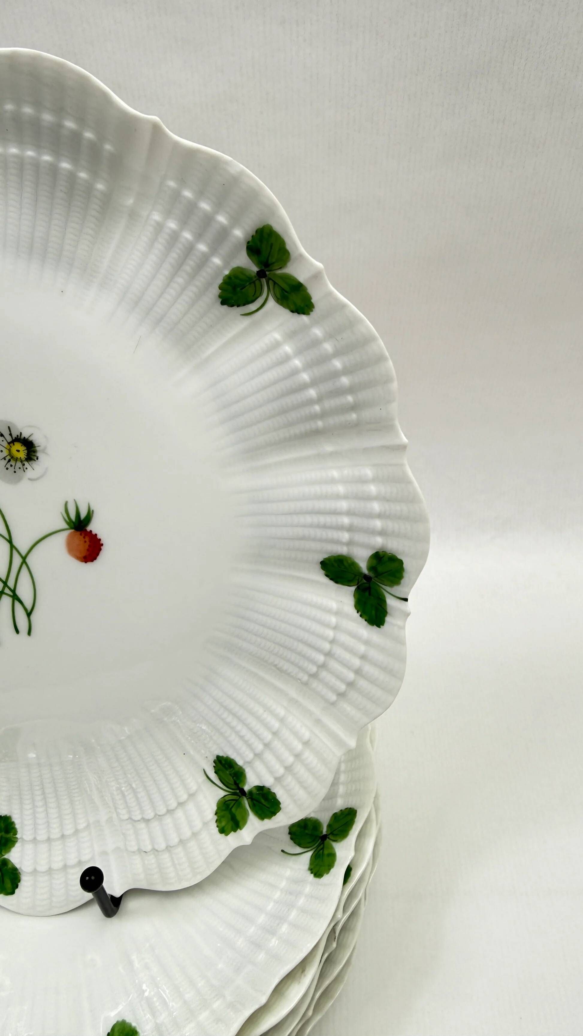 6 flat plates Limoges Le Chambrelain, woodland strawberry design, 25 cm