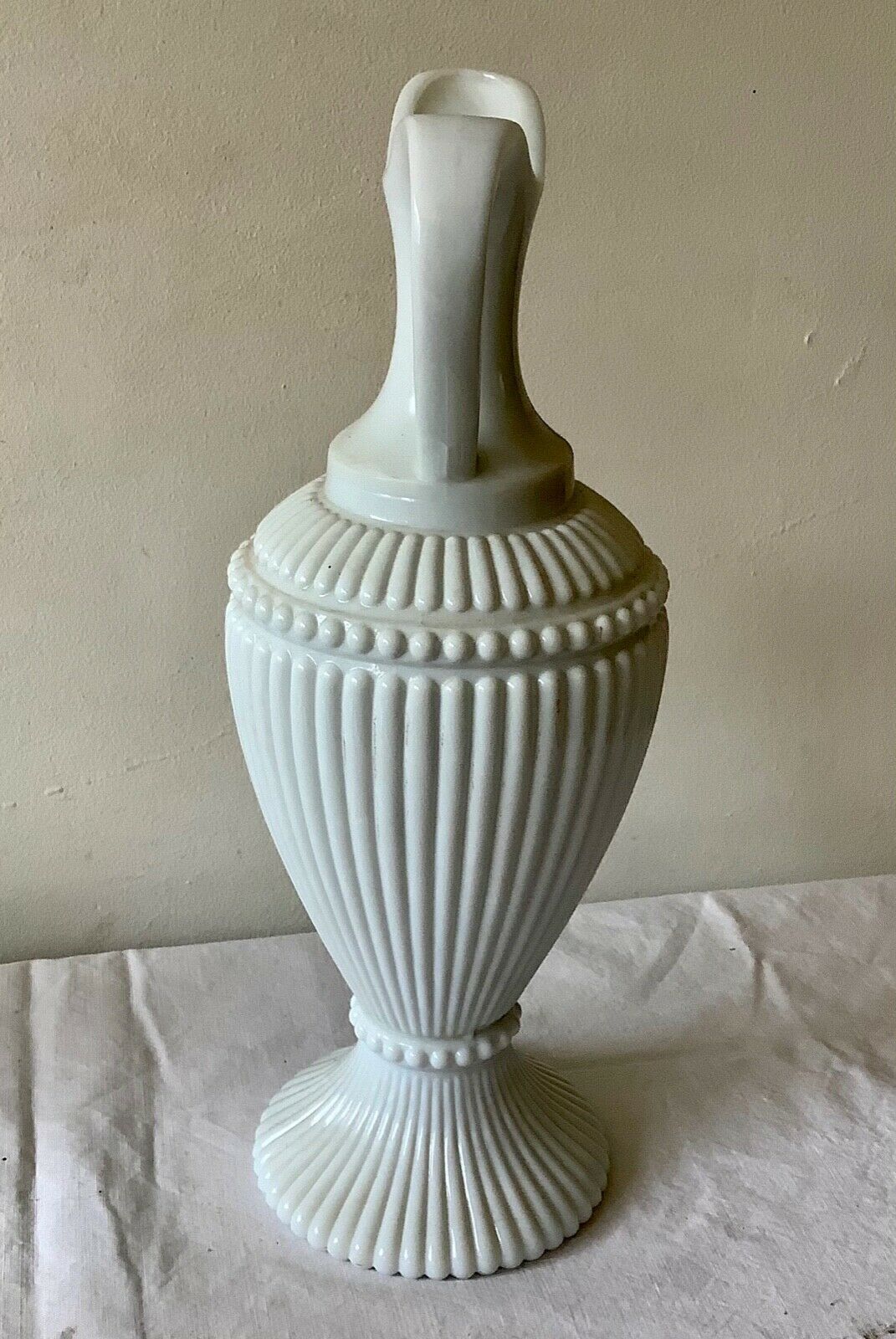 Carafe vase en opaline blanche