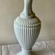 Carafe vase en opaline blanche