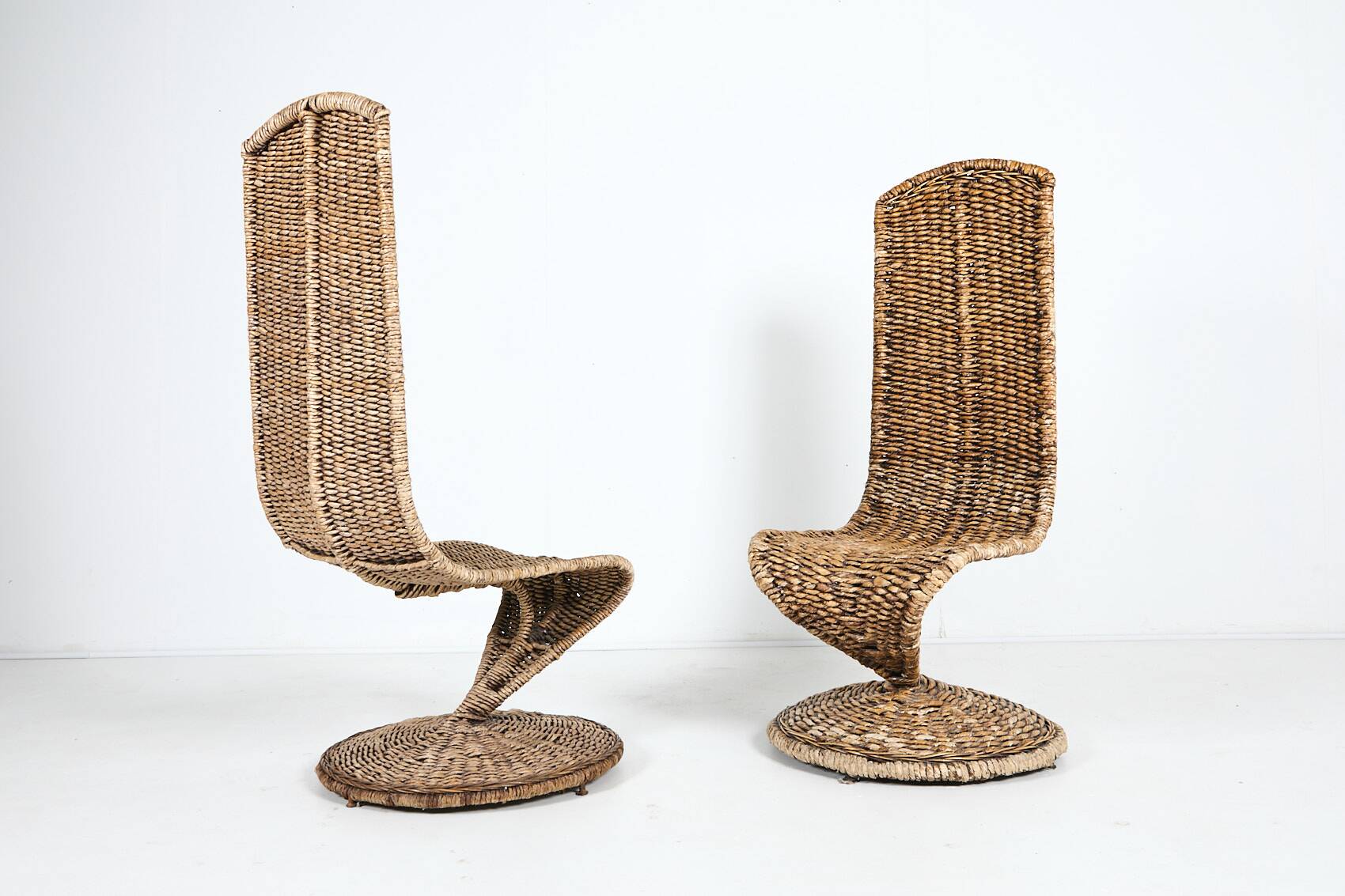 Paire de chaises sculpturales à dossier haut, années 1980, Italie