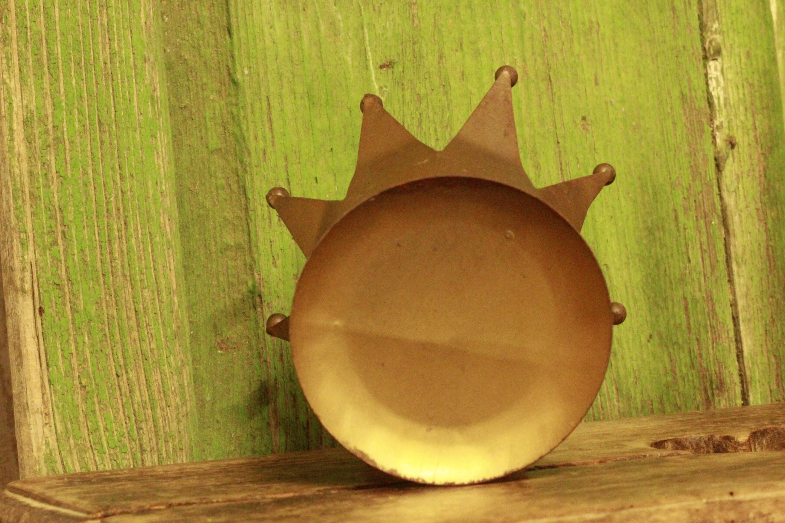 Empty pocket crown of kings