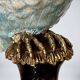 Paire de grands bougeoirs aux perroquets en porcelaine craquelée bleu ciel et bronze doré, dans un élégant goût néoclassique inspiré du style Louis XVI