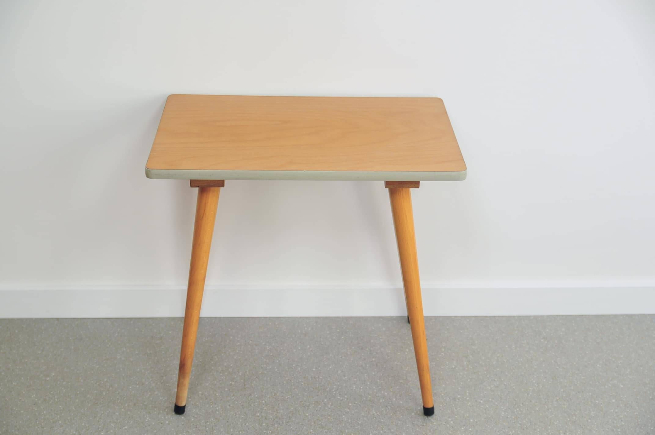 Table d'appoint en bois vintage avec pieds coniques