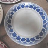 Six assiettes dépareillées en faîence