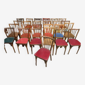 Série de 25 anciennes chaises bistrot Baumann vintage en bois courbé assis Skaï  ou bois