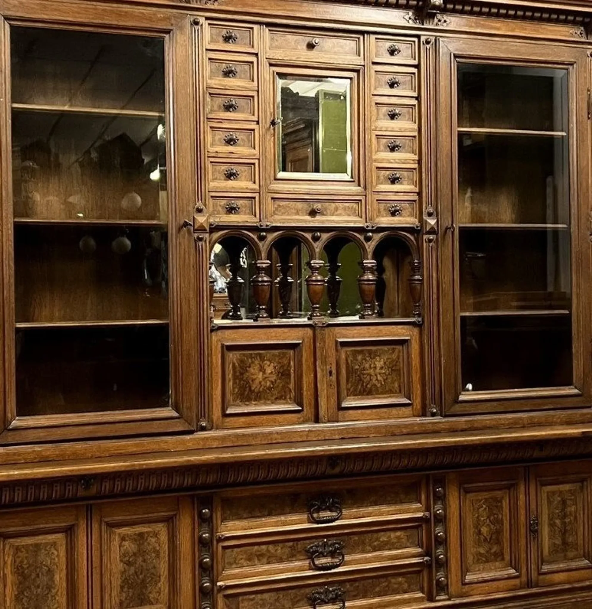 Important double-sided display case – Renaissance style – Walnut and burl