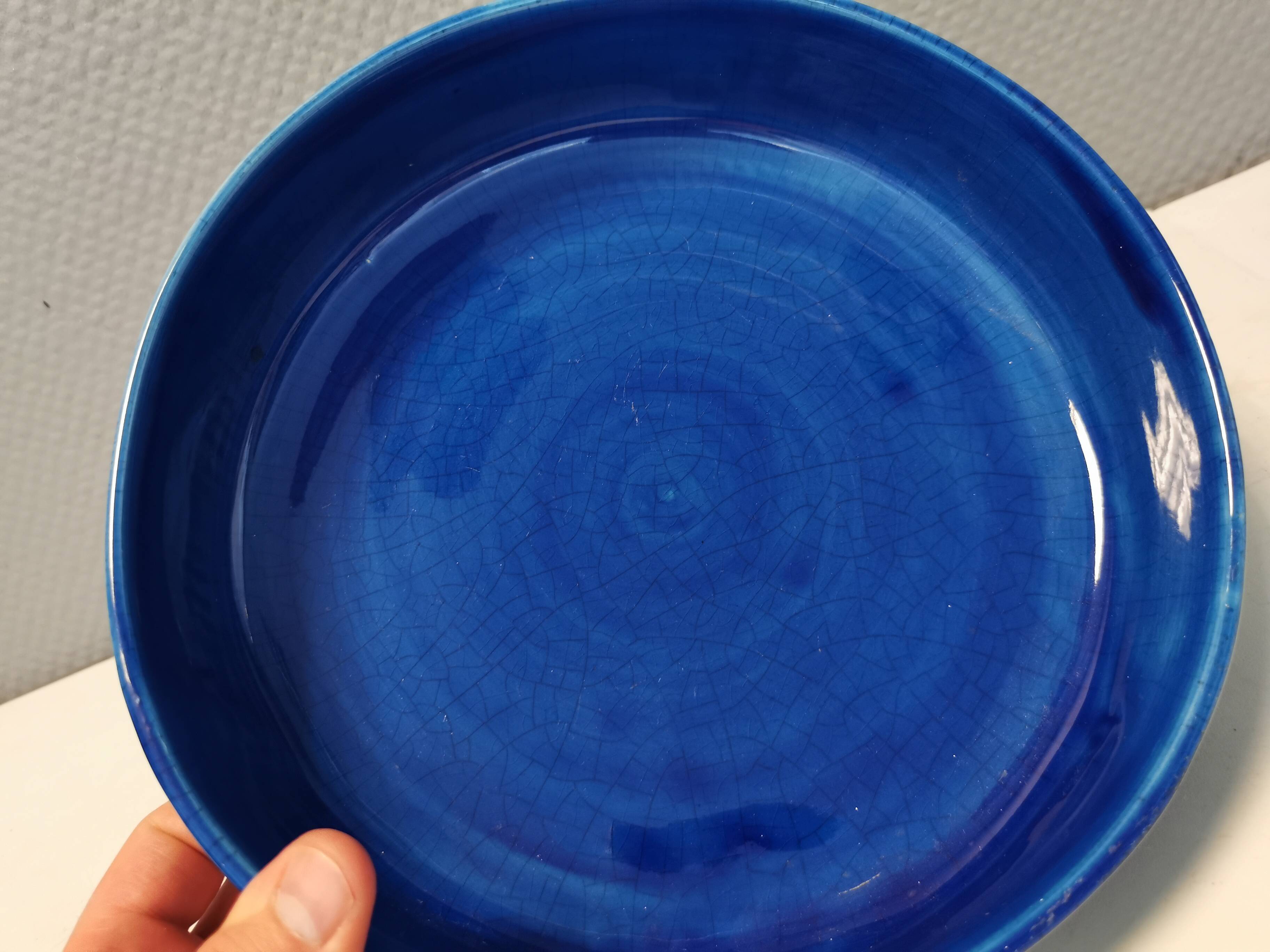 Italian ceramic bowl in blue crackle glaze by Fratelli Fanciullacci and Alvino Bagni.