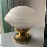Old table lamp in brass and engraved opaline
