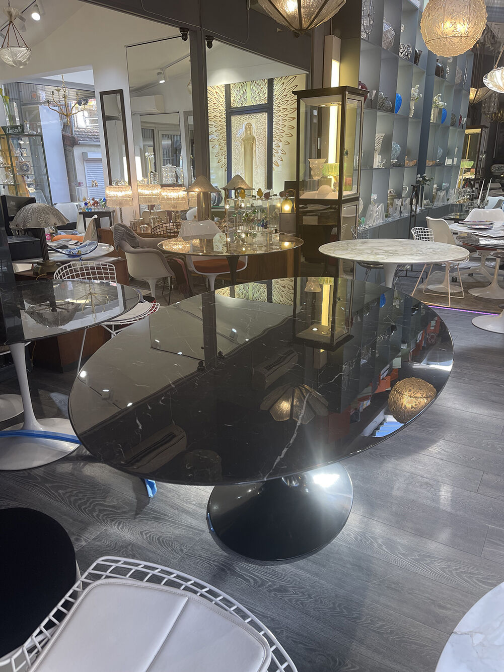 Saarinen & Knoll International: Tulip table, marble marquina and black rilsan
