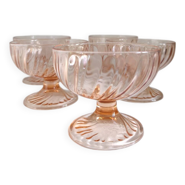 Coupes en verre rose