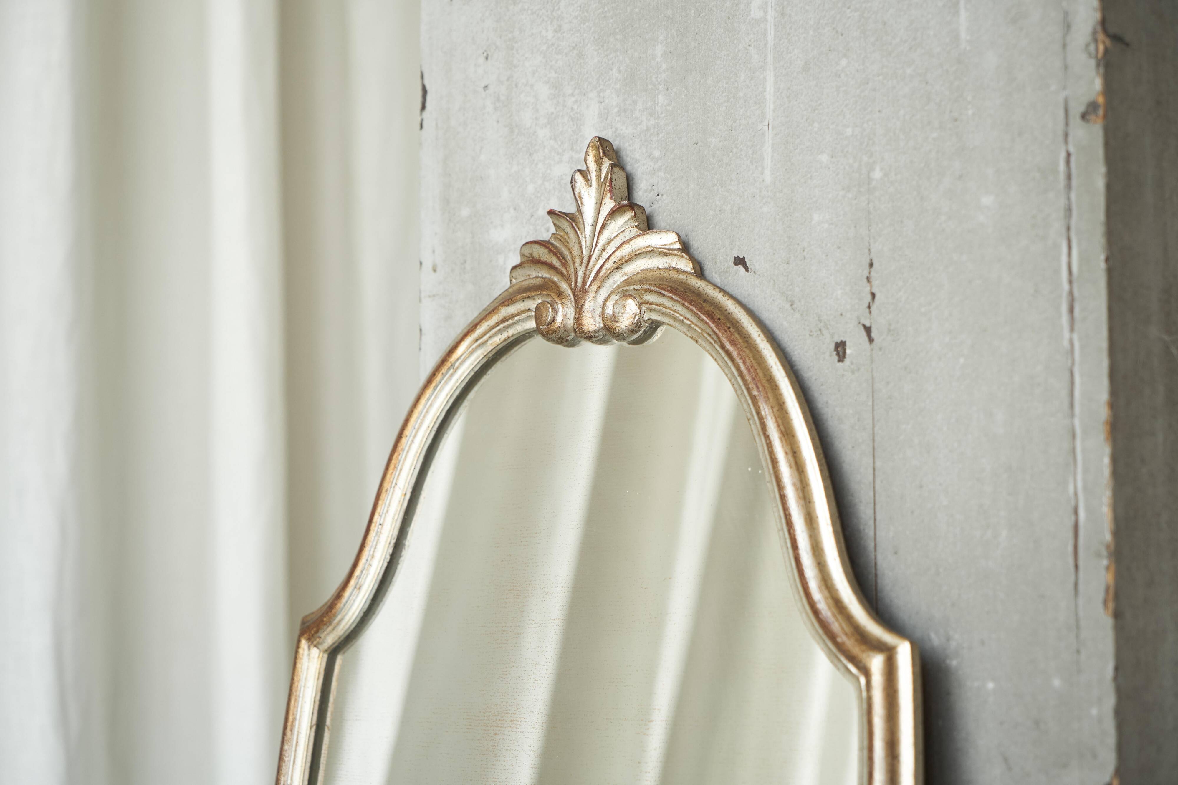 Miroir mural néoclassique en bois milieu du siècle