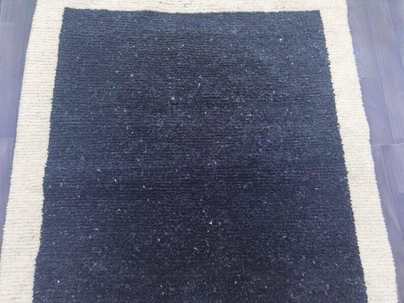 Tapis en laine noire