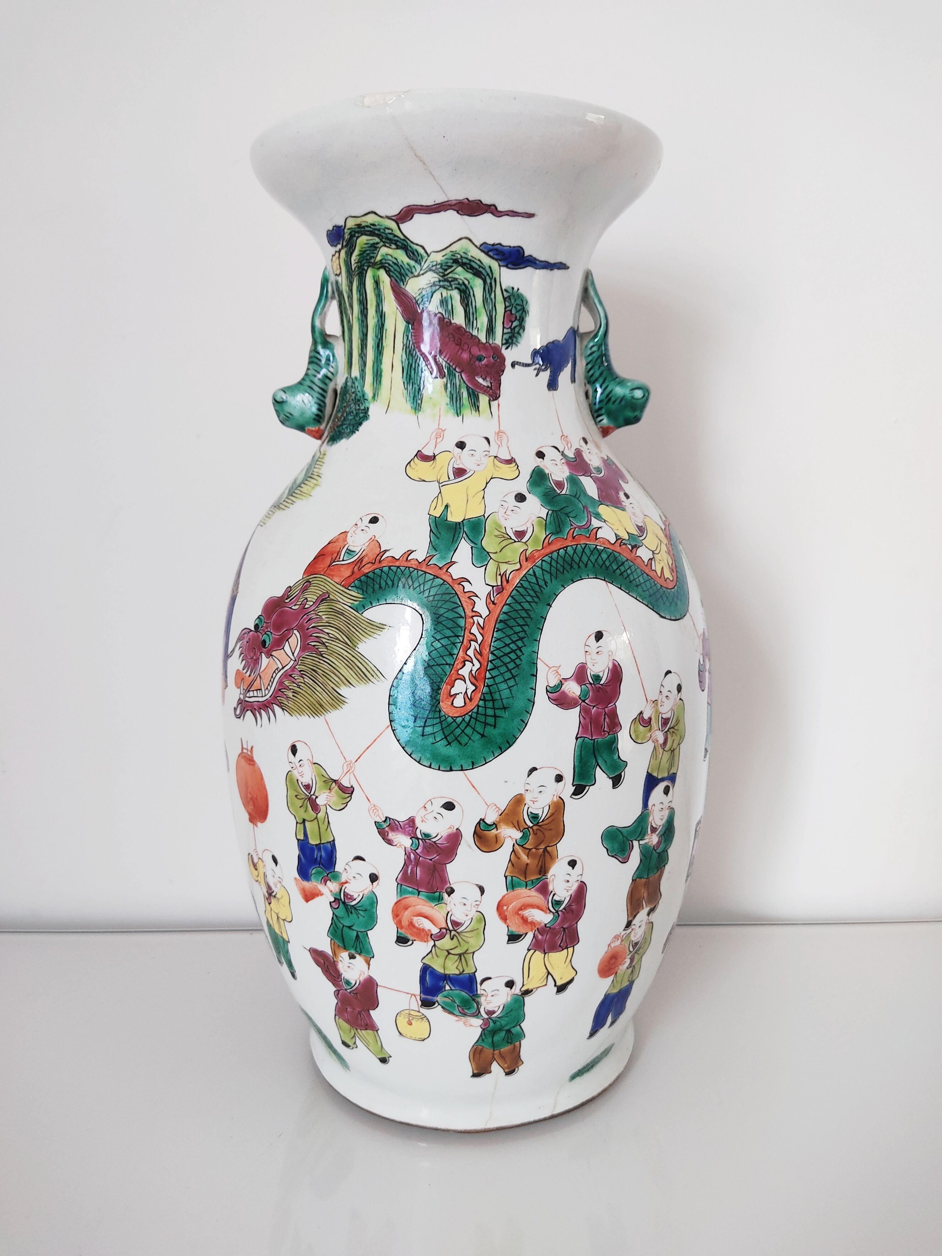 Chinese vase family green decoration dragon kite
