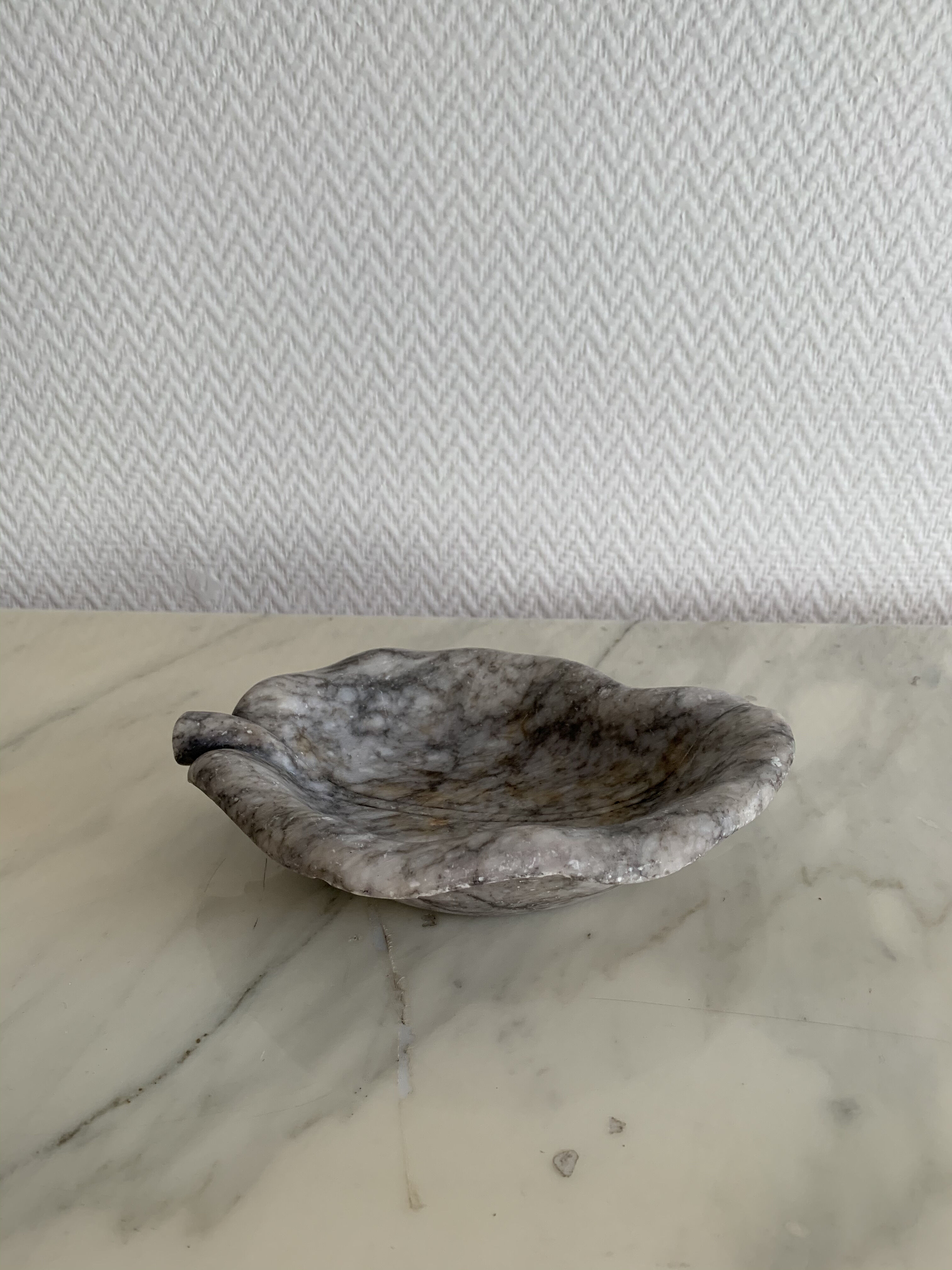 Grey-white veined stone leaf ashtray