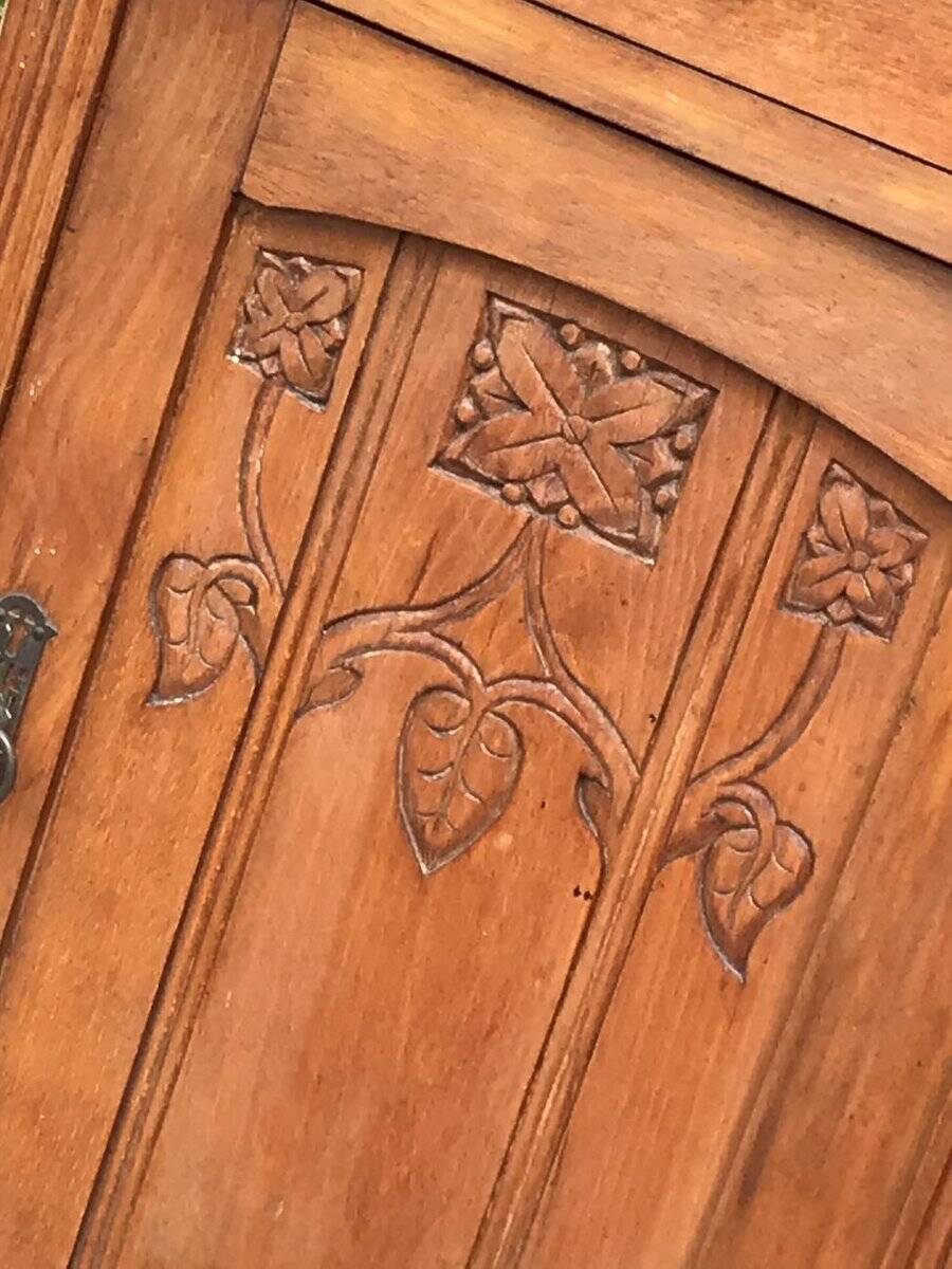 Table de chevet rustique en pin marron avec tiroir et porte, circa 1890-1919