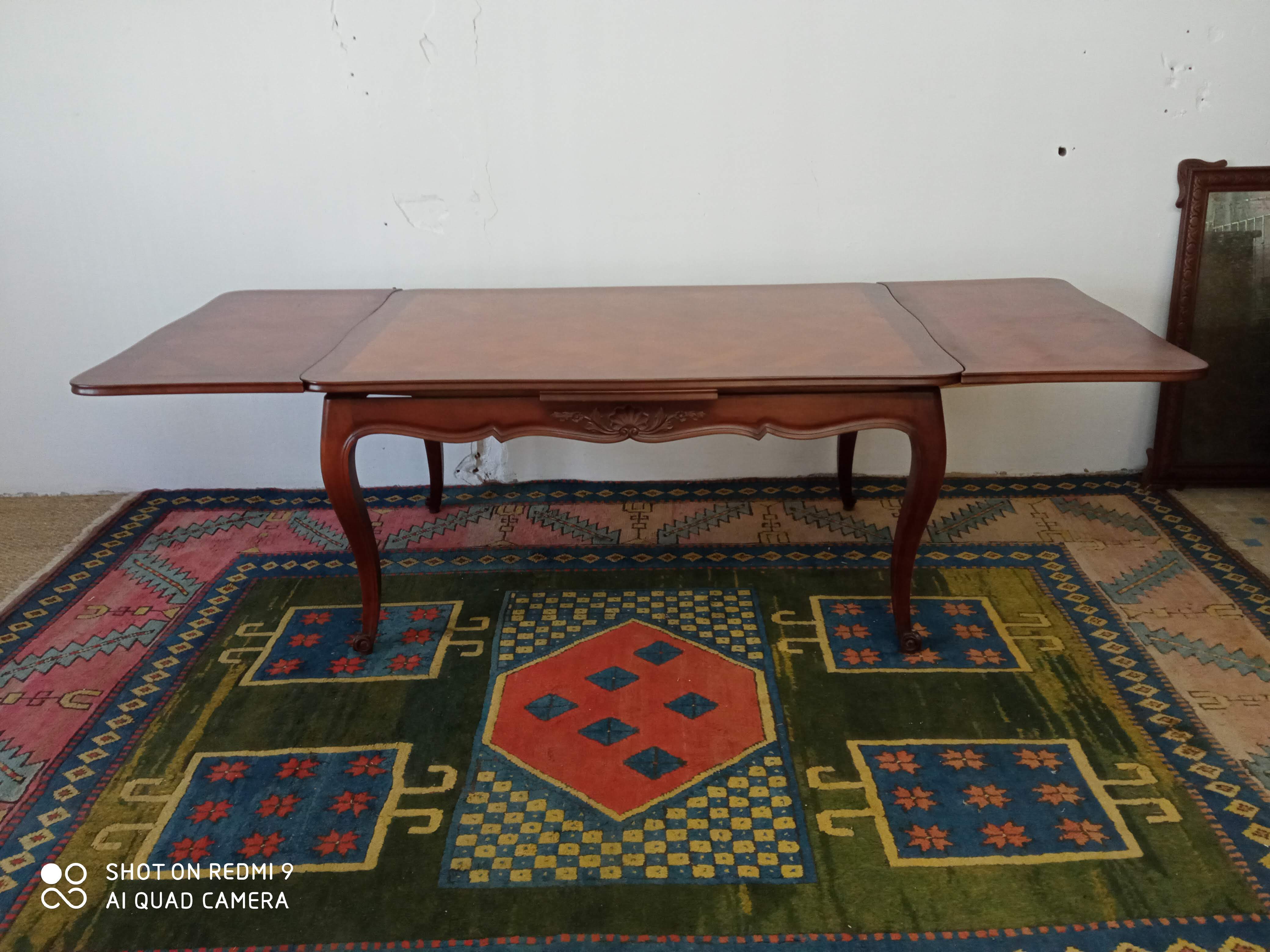 Table feet curved Louis XV style