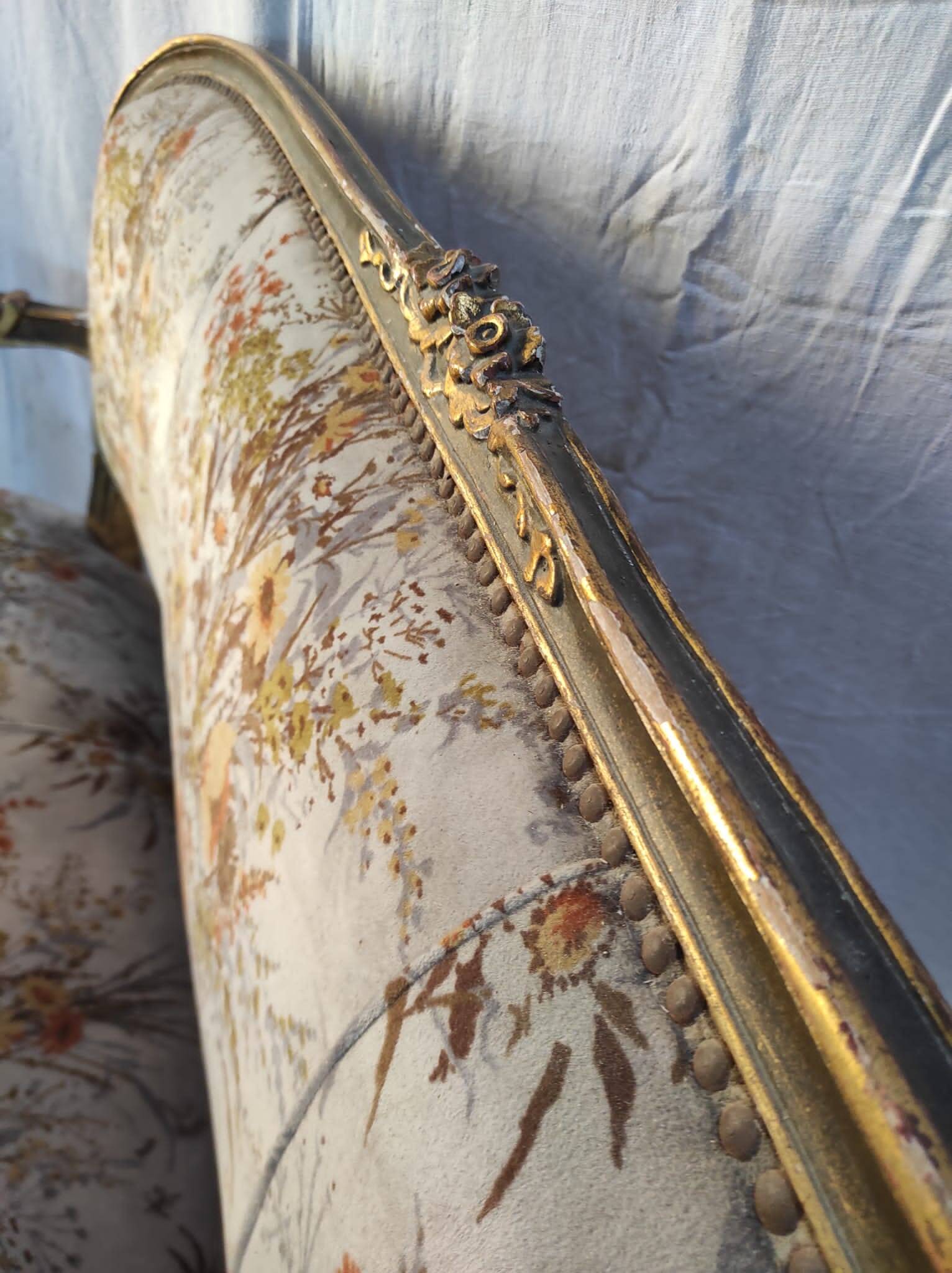 Canapé 3 places en bois sculpté, tapisserie et bois doré. Vers 1900, style Loius XV.