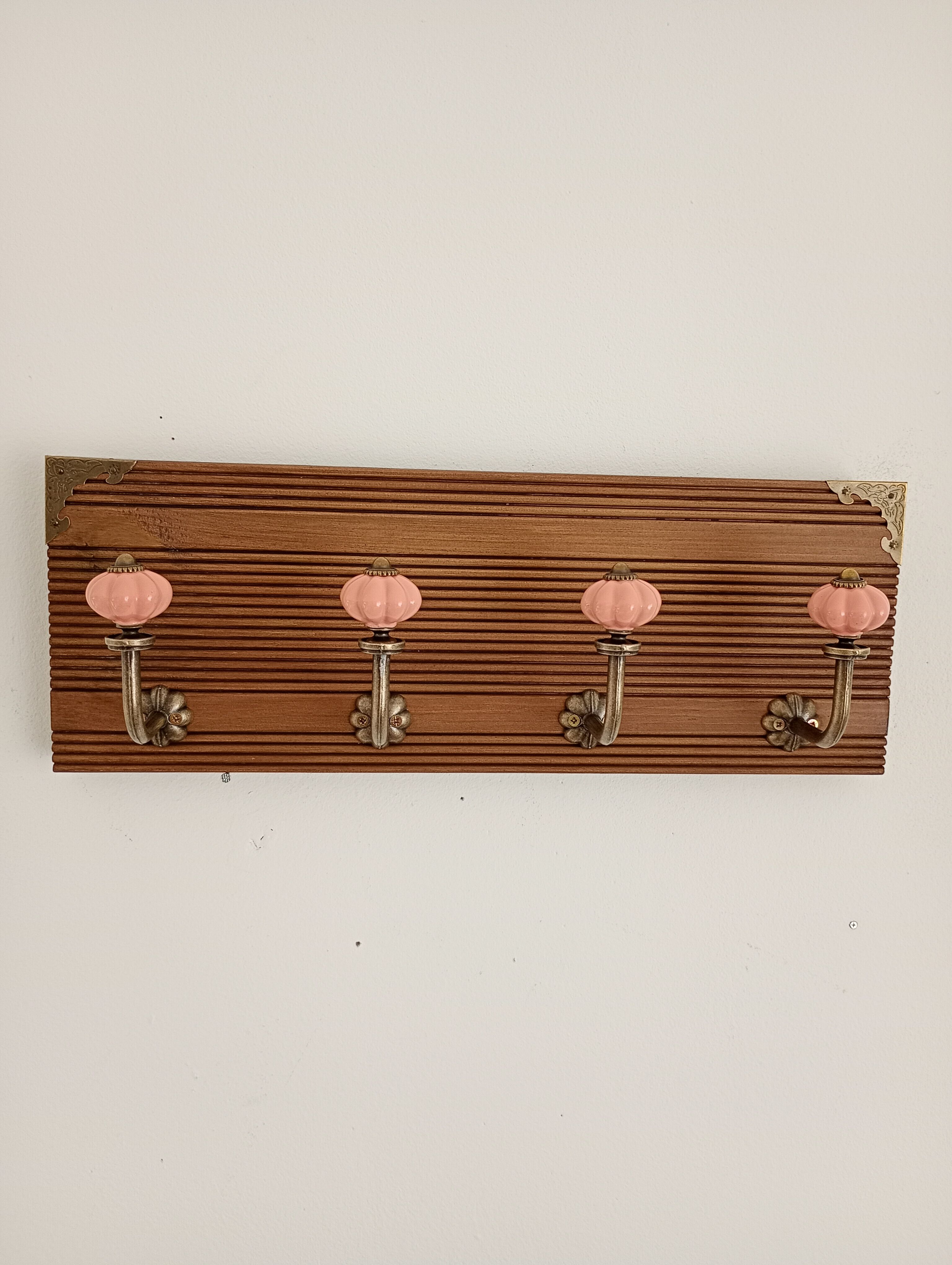 Vintage wall coat rack – 4 powder pink ceramic hooks – 40 cm