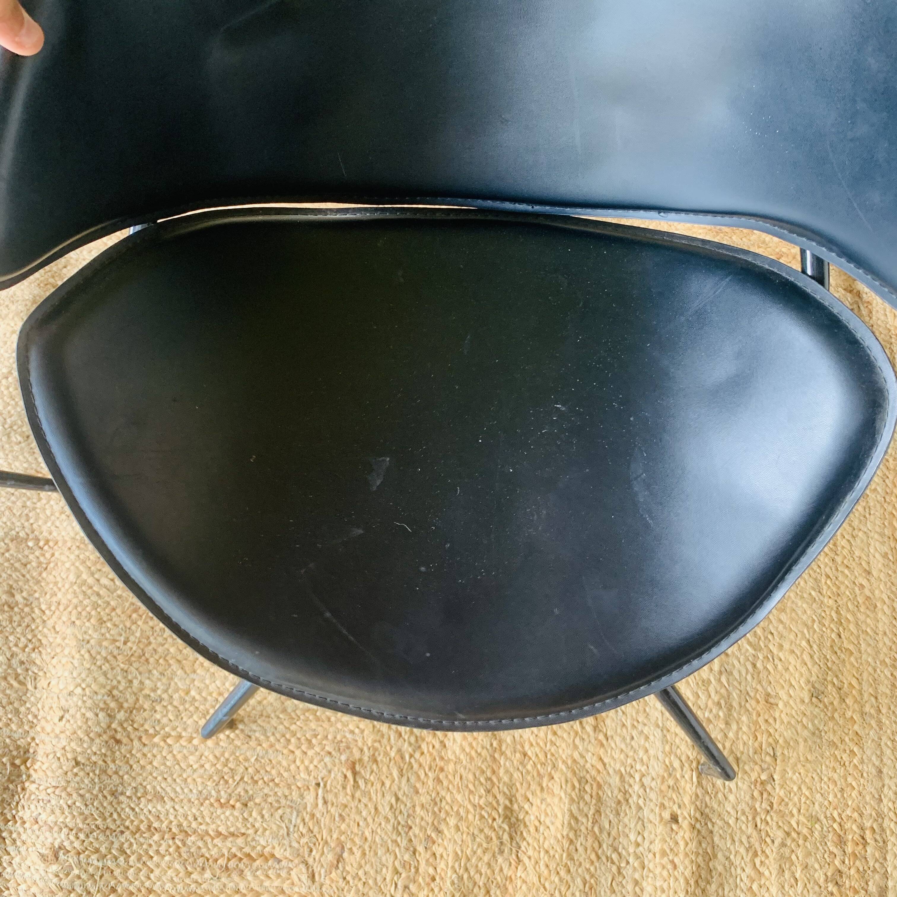 Paire de fauteuils pivotants modernistes en cuir noir