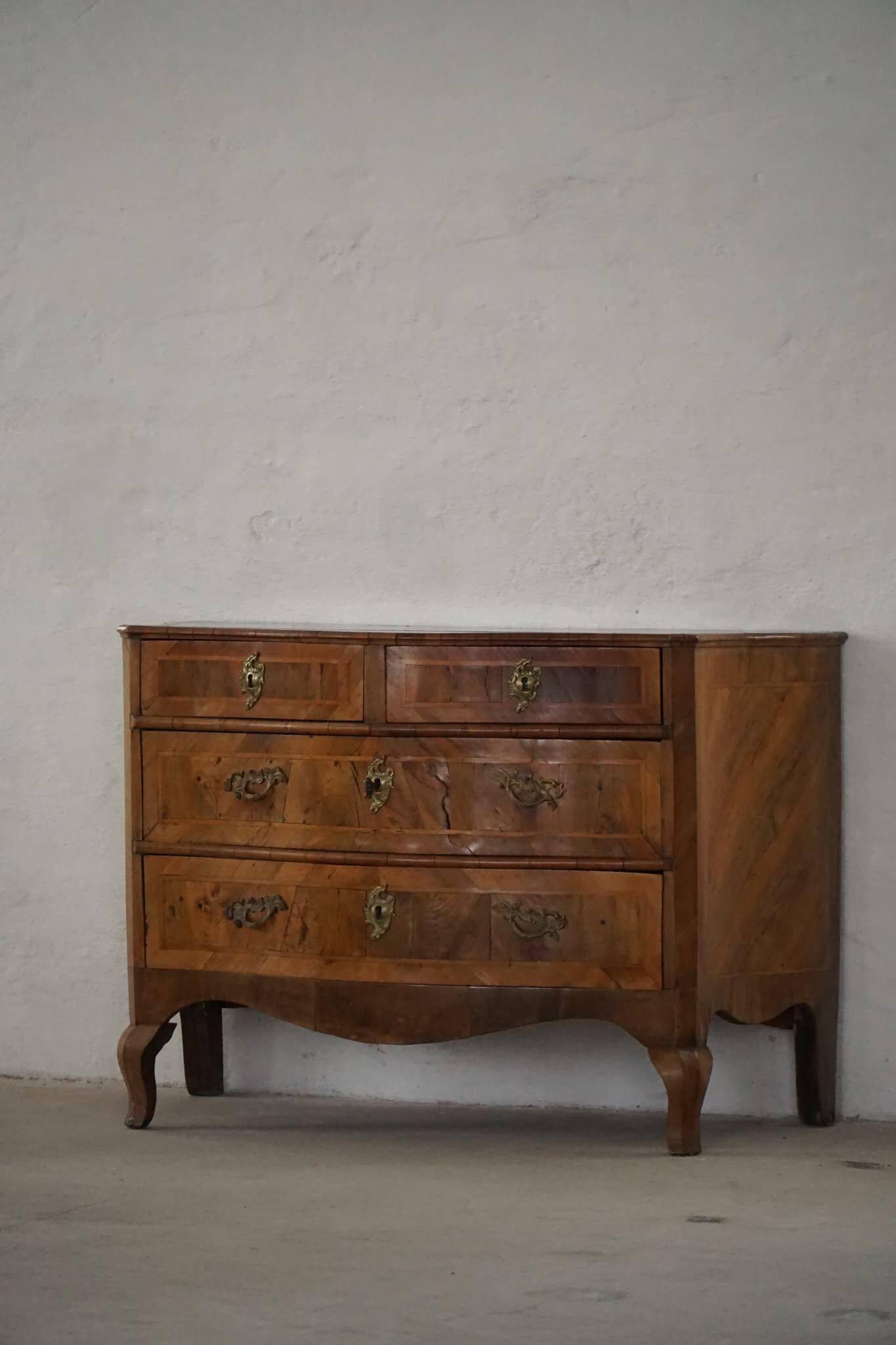 18ème siècle, commode danoise baroque serpentine antique en noyer