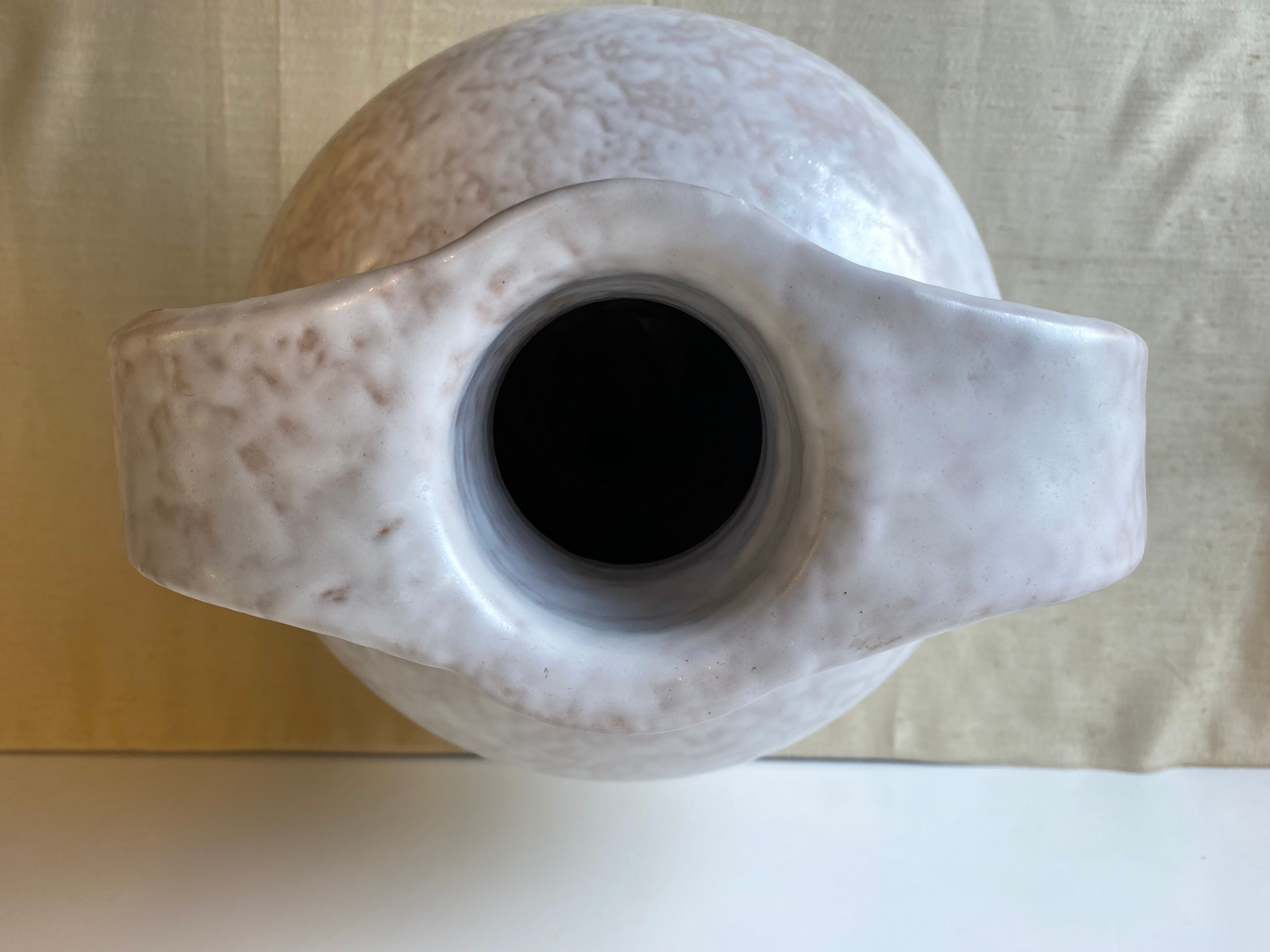 Vase - forme  boule à deux anses  en grés emaillé de couleur grège clair