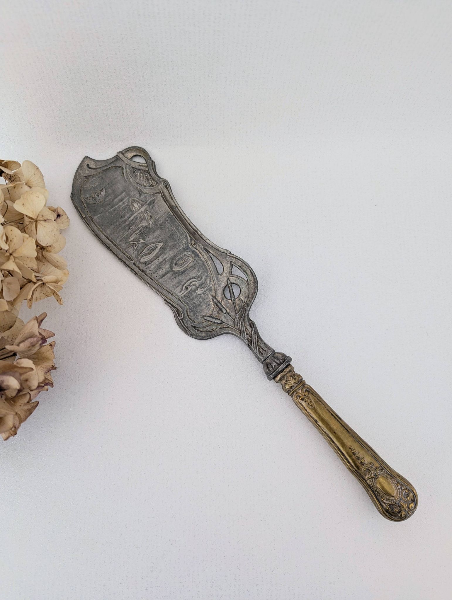 Large Art Nouveau serving shovel in white metal and gilded brass 30 cm