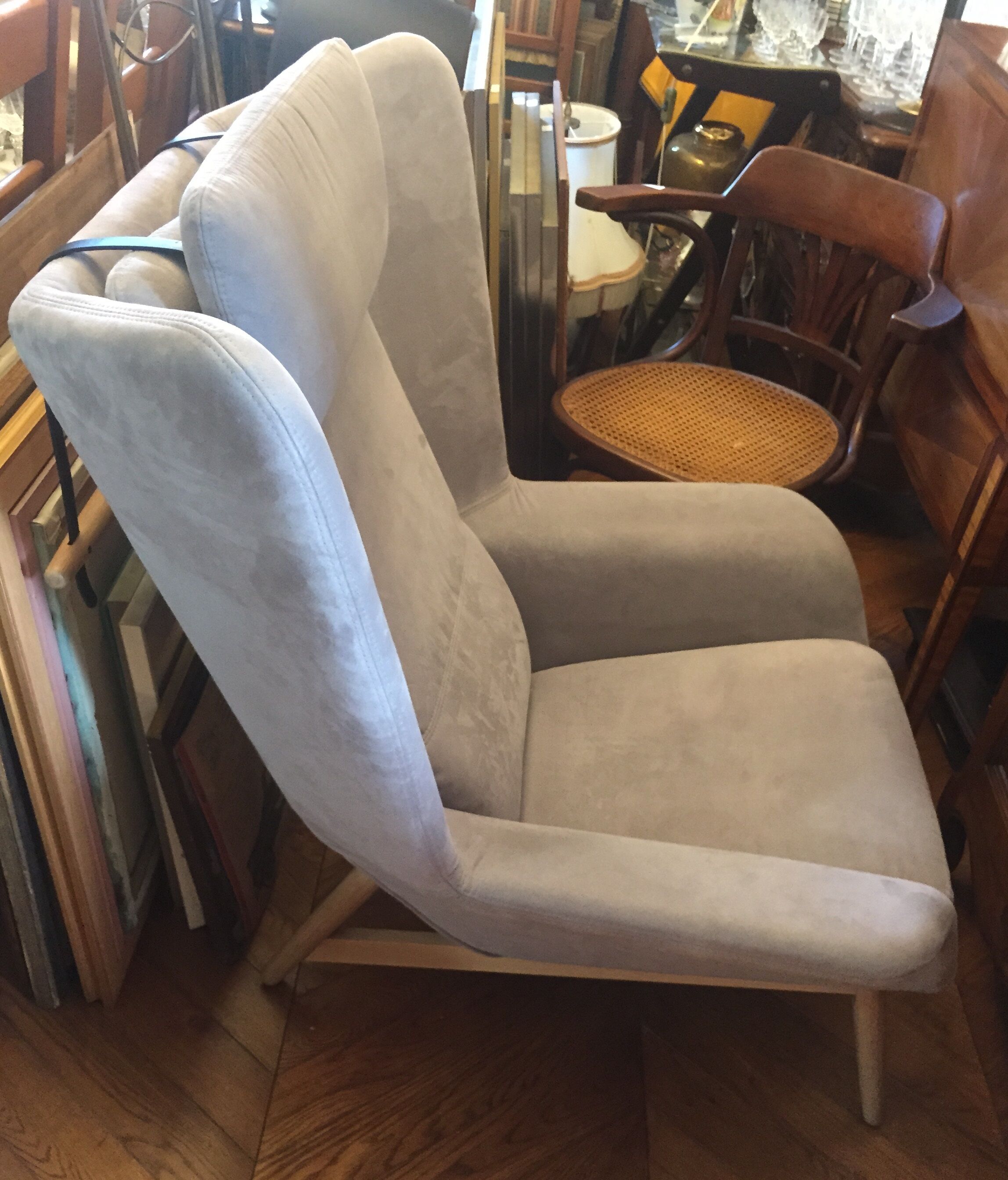 Hamilton chair in alcantara with his feet rest