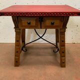 Paire de tables basses en bois naturel dessus en simili cuir rouge XX siècle