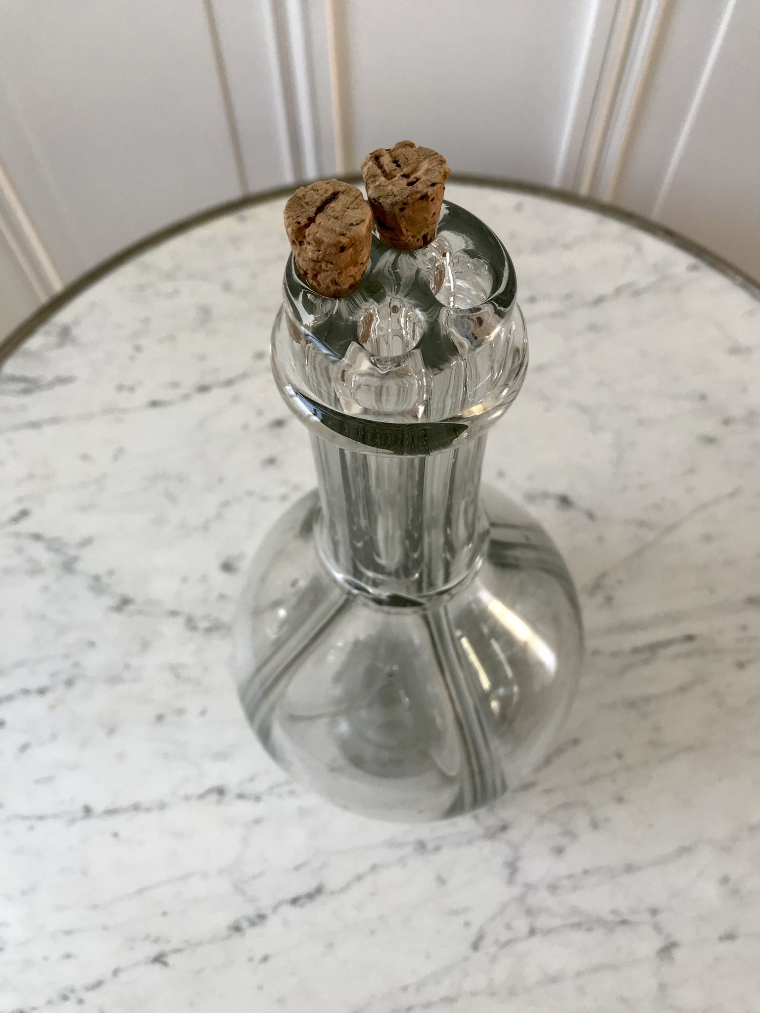 Carafe à liqueur à compartiments en verre moulé début XXème