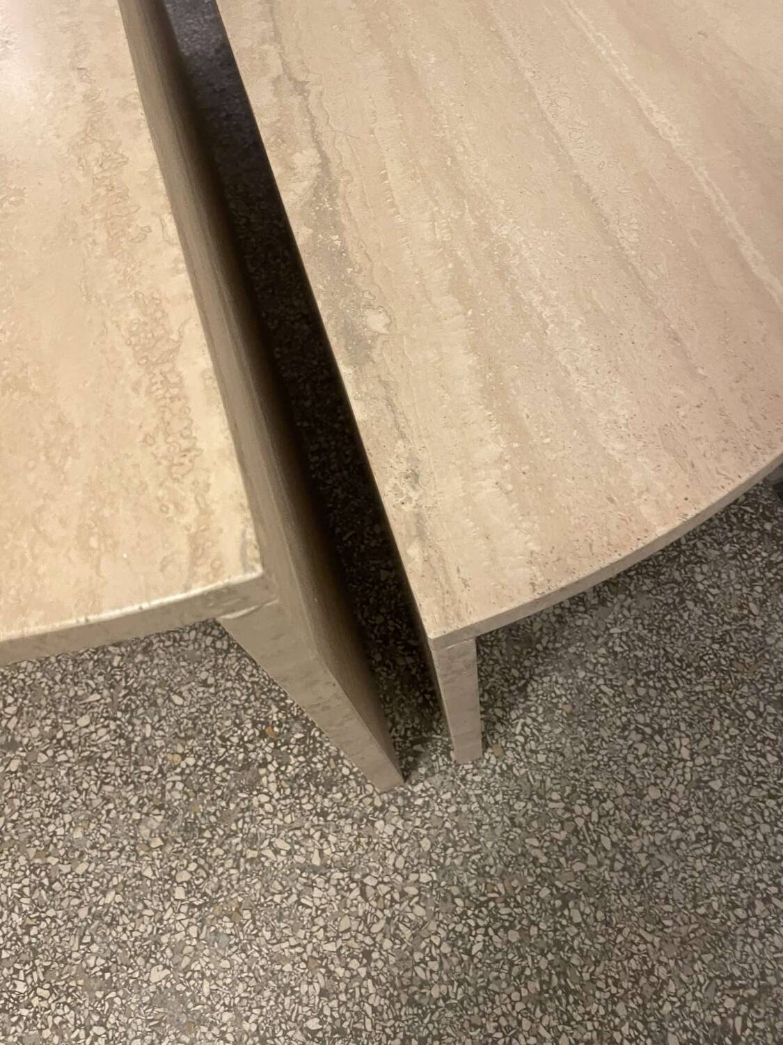 Table basse ronde en travertin, modèle pour Up&up, Italy, 1970s