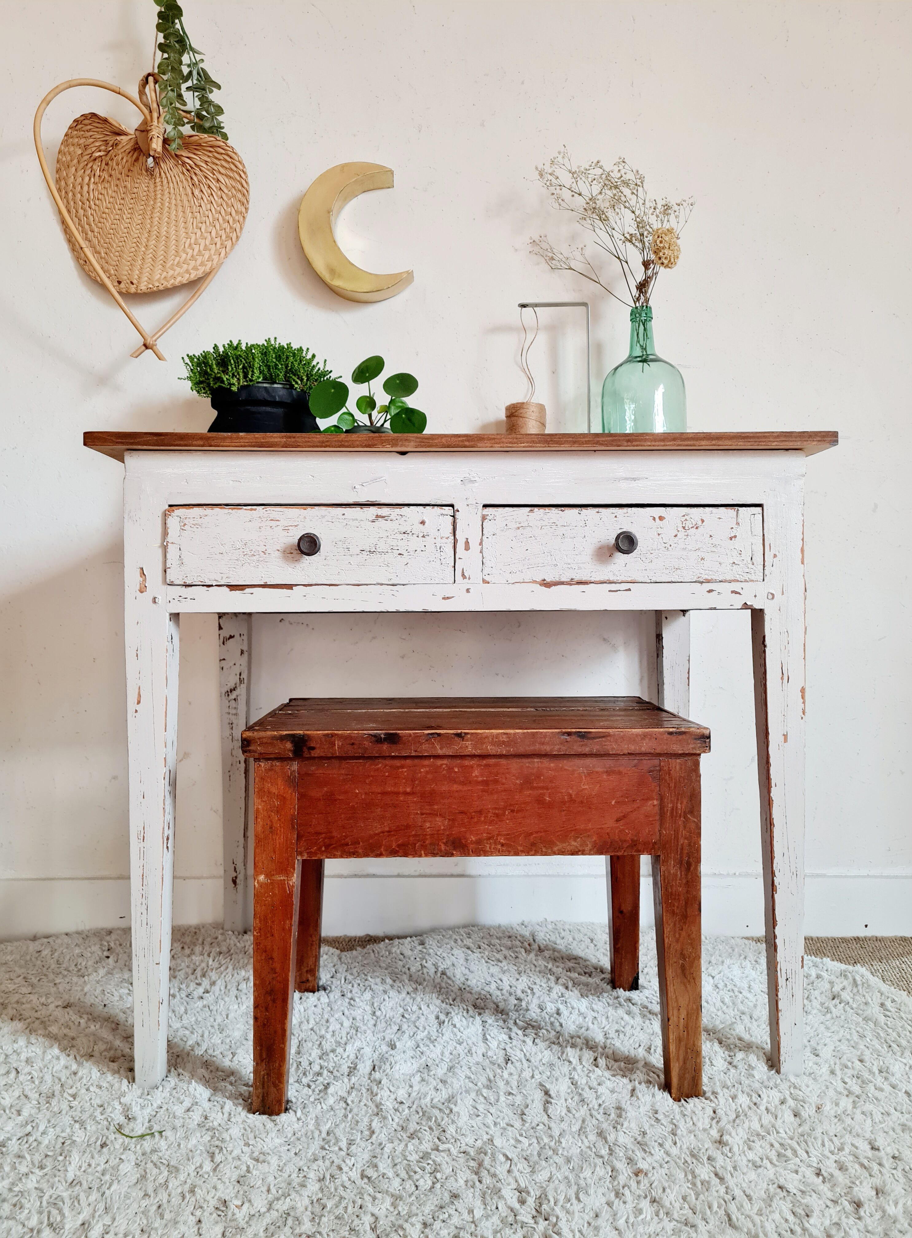 Old wooden table 2 drawers