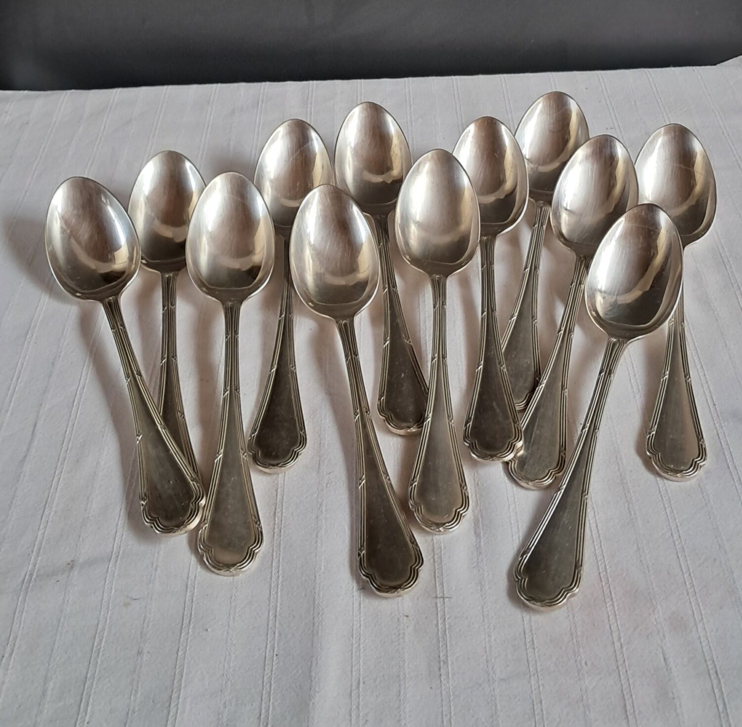 37-piece cutlery set in the liner style