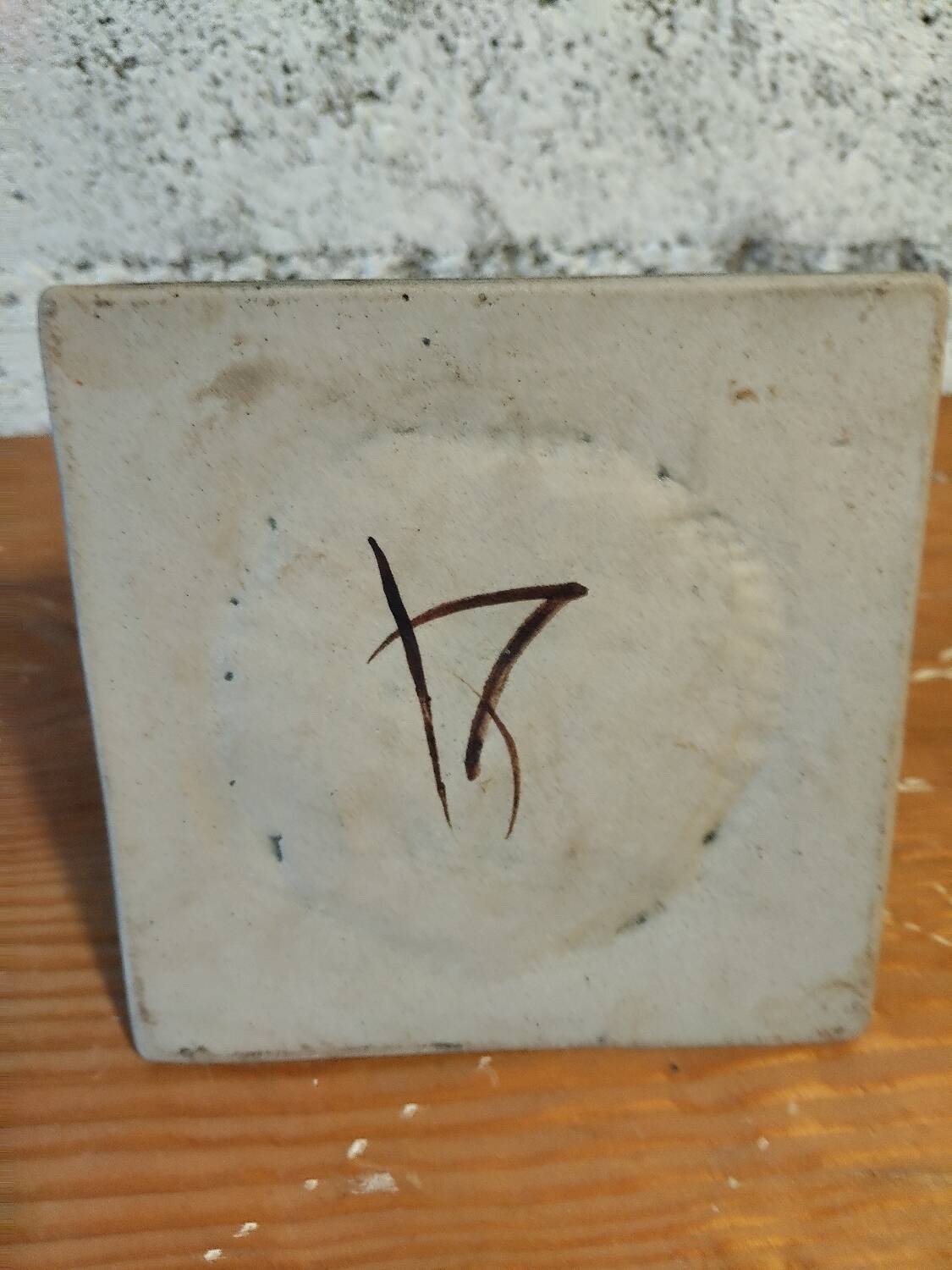 Soliflore pyramide en céramique émaillée bleu profond – pièce signée