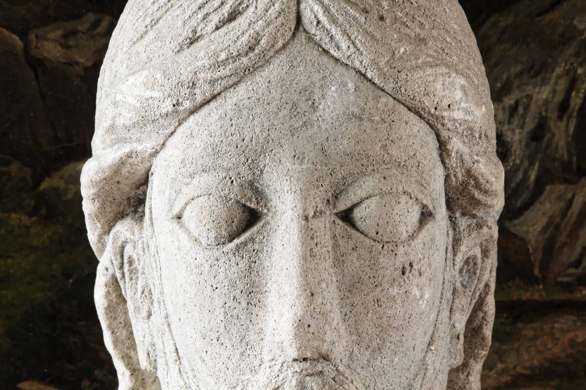 Ancienne tête de Christ de Vézelay en pierre reconstituée