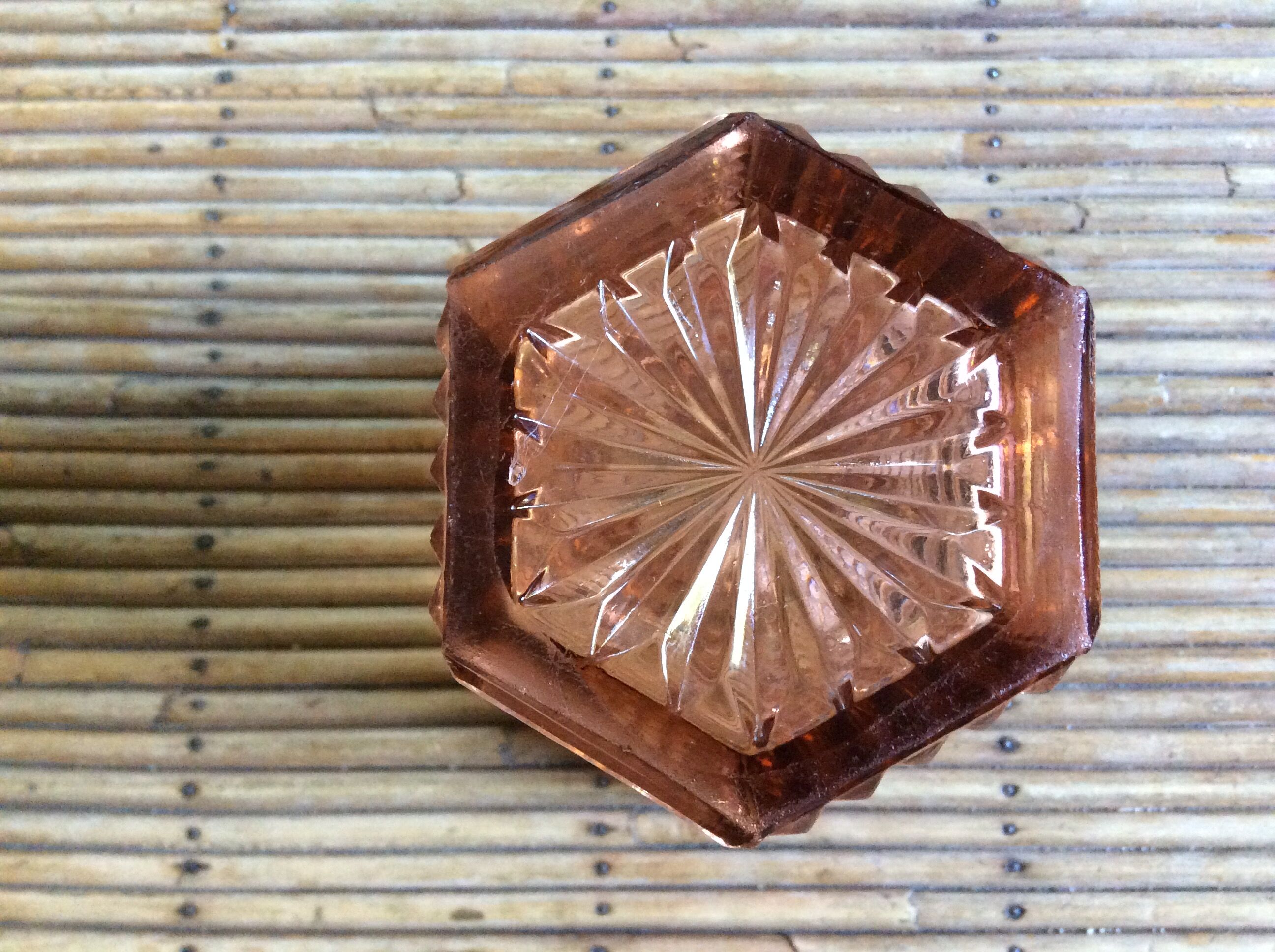 Vase en verre rose